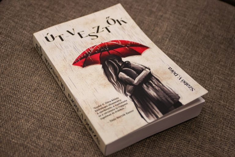 VOLT EGYSZER EGY KISLÁNY…
  